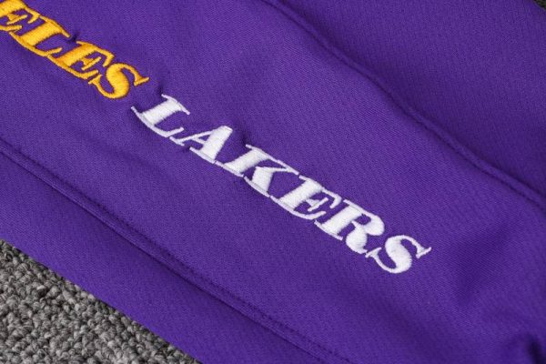logo chandal lakers morado con capucha