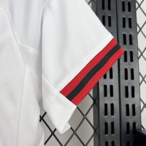 Conjunto Niño Ajax Primera Equipación 2025-2026-hombro lateral.