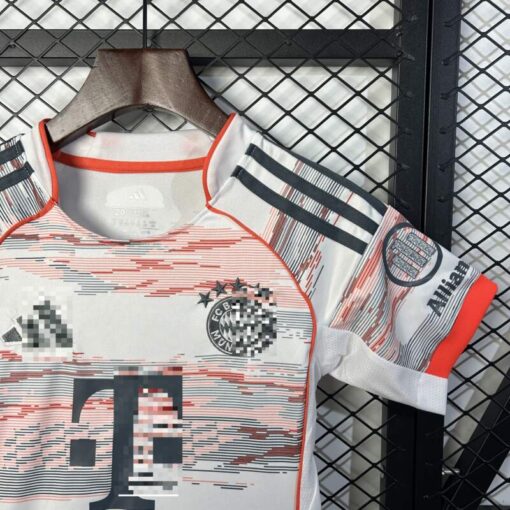 Conjunto Niño Bayern Múnich Segunda Equipación 2025-2026-hombro.