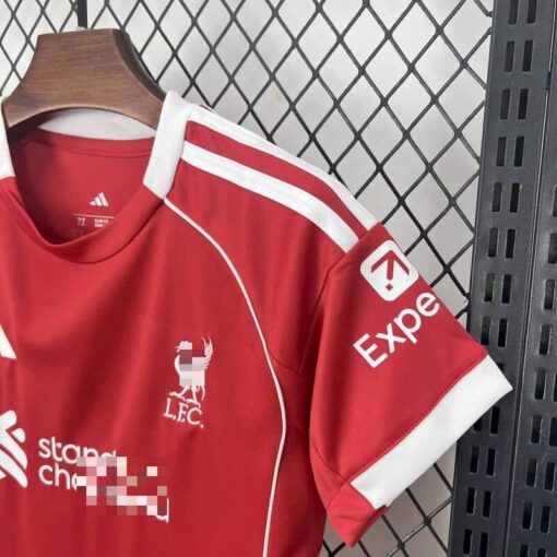 Conjunto Niño Liverpool Primera Equipación 2025-2026-hombro