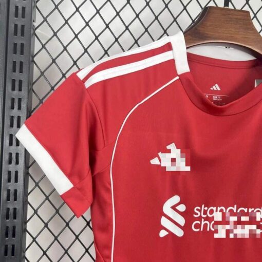 Conjunto Niño Liverpool Primera Equipación 2025-2026-hombro laterla.