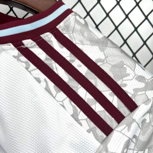 camiseta-aston-villa-tercera-equipacion-2025-2026-hombro
