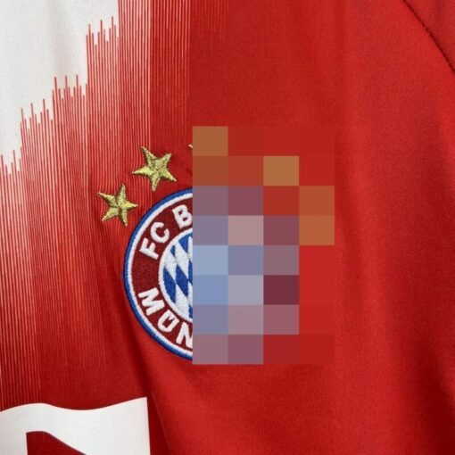 camiseta-bayern-munich-primera-equipacion-2025-2026-escudo