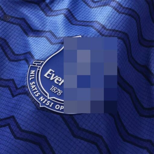 camiseta-everton-primera-equipacion-2025-2026-escudo