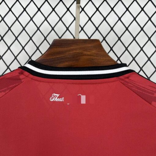 camiseta-manchester-united-primera-equipacion-2025-2026-cuello-trasero