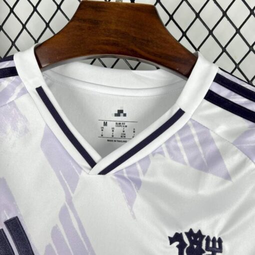 camiseta-manchester-united-segunda-equipacion-2025-2026-cuello