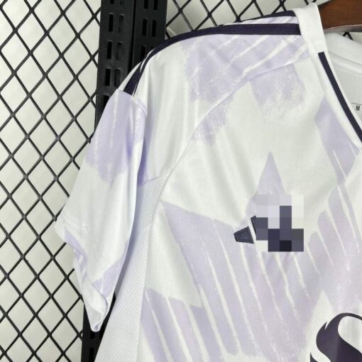 camiseta-manchester-united-segunda-equipacion-2025-2026-puño