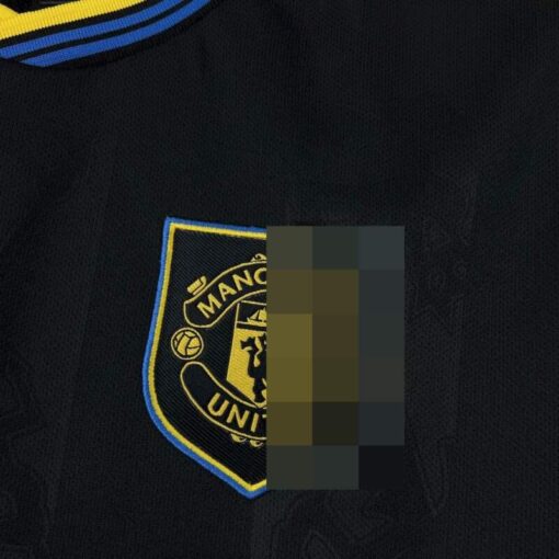 camiseta-manchester-united-tercera-equipacion-2025-2026-escudo