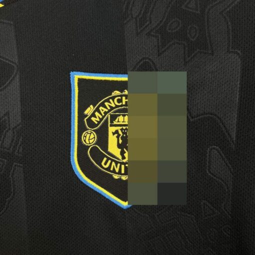 camiseta-manchester-united-tercera-equipacion-mujer-2025-2026-escudo