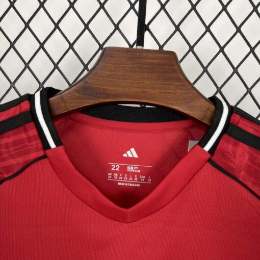conjunto-niño-M-U-primera-equipacion-2025-2026-cuello