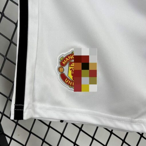 conjunto-niño-M-U-primera-equipacion-2025-2026-escudo