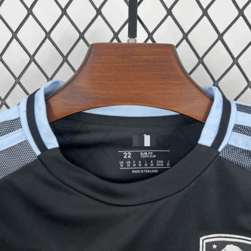 conjunto-niño-aston-villa-segunda-equipacion-2025-2026-cuello