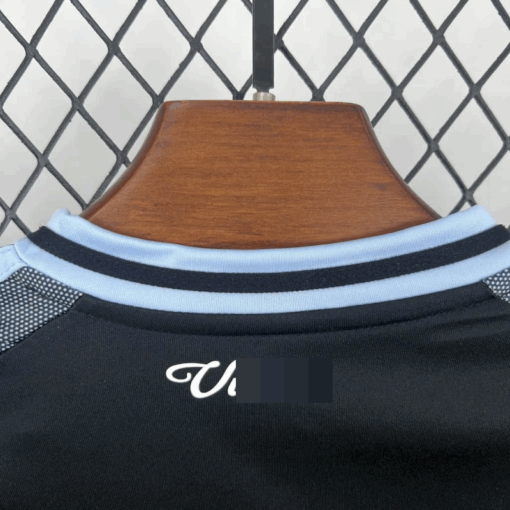 conjunto-niño-aston-villa-segunda-equipacion-2025-2026-cuello-trasero