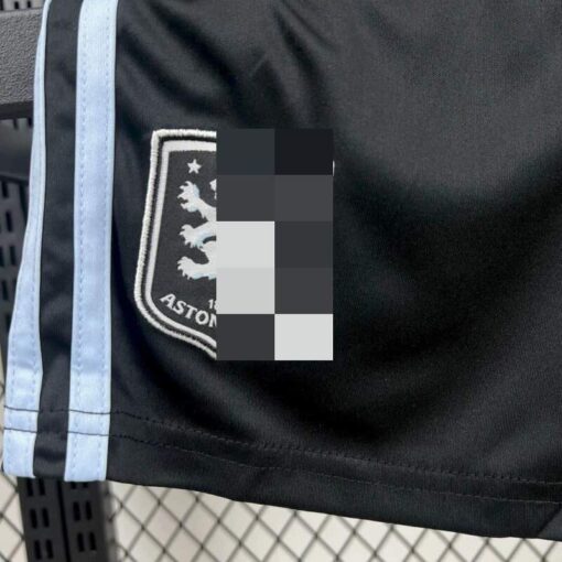 conjunto-niño-aston-villa-segunda-equipacion-2025-2026-escudo-pantalon-corto