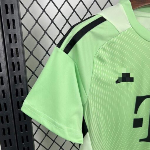 conjunto-niño-bayern-de-munich-portero-verde-2025-2026-puño