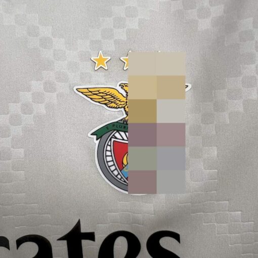 conjunto-niño-benfica-segunda-equipacion-2025-2026-escudo