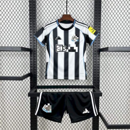 conjunto-niño-newcastle-primera-equipacion-2025-2026