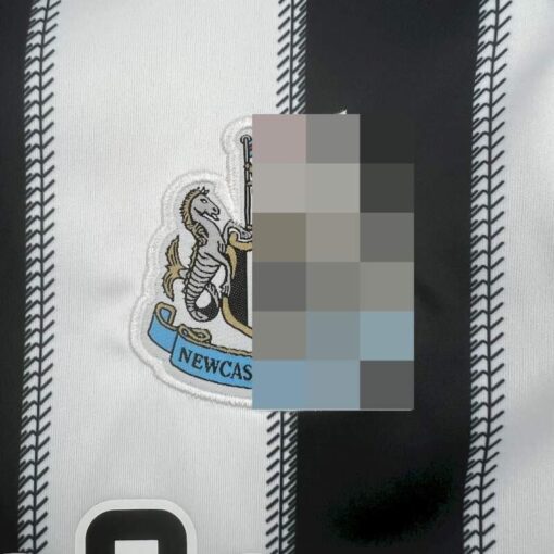 conjunto-niño-newcastle-primera-equipacion-2025-2026-escudo