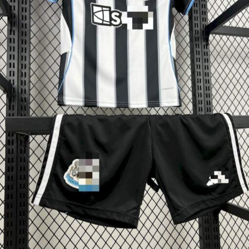 conjunto-niño-newcastle-primera-equipacion-2025-2026-pantalon-corto