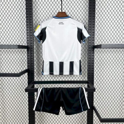 conjunto-niño-newcastle-primera-equipacion-2025-2026-parte-trasera