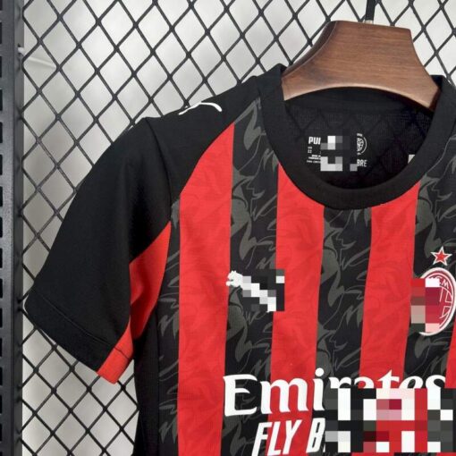 Conjunto Niño AC Milan Primera Equipación 2025-2026-hombro lateral