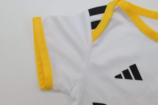 body-de-bebe-real-madrid-primera-equipacion-2025-2026-puño